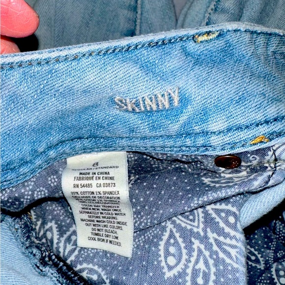 American Eagle • Destroyed Light Wash Skinny Jeans • Size 8 - Picture 4 of 8